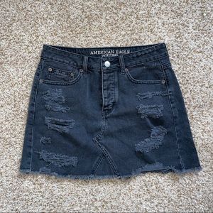 Black high waisted jean skirt from American eagle. Has 5 buttons.